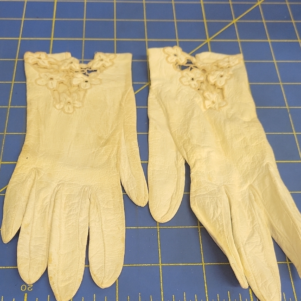 Vintage Cream Soft Lesther Gloves with Floral Detail 1940s Era